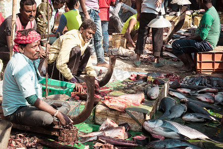 2019 年 1 月 10 日，印度西孟加拉邦加尔各答，Kabardanga 批发鱼市场 — 在街上的鱼市冰上销售新鲜海鲜。