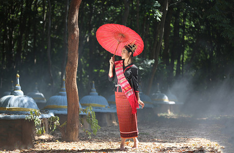 泰国苏林大象村，身穿本土文化服饰的美丽泰国女孩在乡村丛林中与大象共度时光