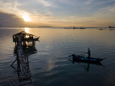 柬埔寨渔民与鸟摄影照片_渔民早上撒网