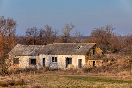 农村房屋摄影照片_破旧和废弃的房子在农村