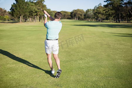 多人高尔夫摄影照片_打球的高尔夫球手的后视图