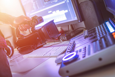 裁剪室摄影照片_用于视频编辑和视频制作的专业剪辑室：监视器、摄像机和混音
