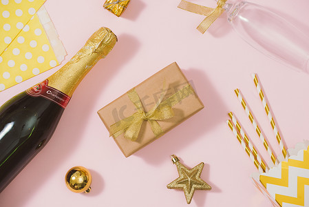 平躺式时尚套装：香槟、礼物、圣诞舞会和金色节日装饰。
