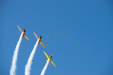 布加勒斯特/罗马尼亚 — 航空展 — 2019年9月21日：YAK 52TW飞机在天空中飞行