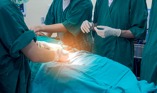 手术团队的中间部分操作医疗团队在现代手术室或手术室手术设备中执行外科手术的外科医生组。