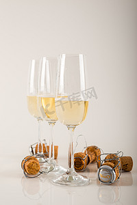 玻璃杯中的豪华香槟，庆祝新年或重要活动的节日方式，用起泡酒敬酒