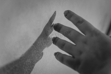 手和她的影子在墙上。