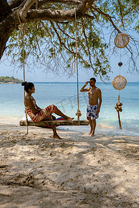 一对夫妇从后面望向热带岛屿的海洋，美丽的热带岛屿海滩 — Koh Kham，Trat Thailand Pattaya Asia，一对夫妇在热带岛屿上放松