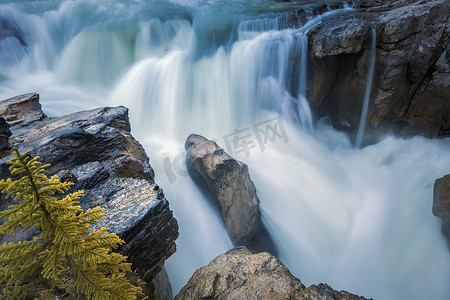 贾斯珀国家公园的森瓦普塔瀑布
