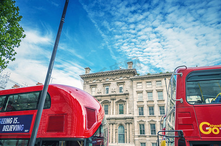 伦敦 — 2013 年 9 月 28 日：L 的现代红色双层巴士