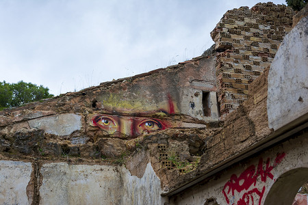 希腊帕利尼的莱维迪别墅 — 2021年2月14日：希腊帕利尼一栋废弃旧别墅的眼睛涂鸦