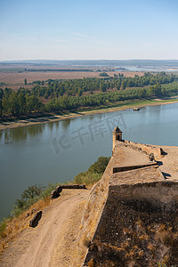 葡萄牙阿连特茹的 Juromenha 美丽废墟城堡塔堡和瓜迪亚纳河