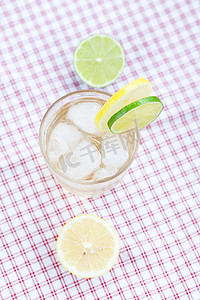 奇异果水摄影照片_加冰的玻璃杯中加柠檬和酸橙的水
