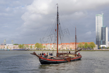 游船河摄影照片_荷兰鹿特丹-2015 年 5 月 9 日：鹿特丹 Nieuwe Maas (New Meuse) 河上的游船