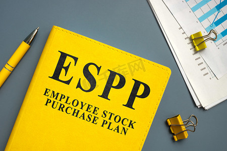 带有图表和笔的员工股票购买计划 ESPP 文件。