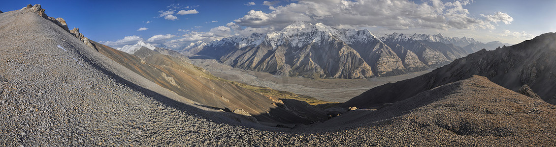 雄伟的大山摄影照片_吉尔吉斯斯坦的天山