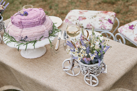 一张布满亚麻布的桌子上的波西米亚风格婚礼蛋糕