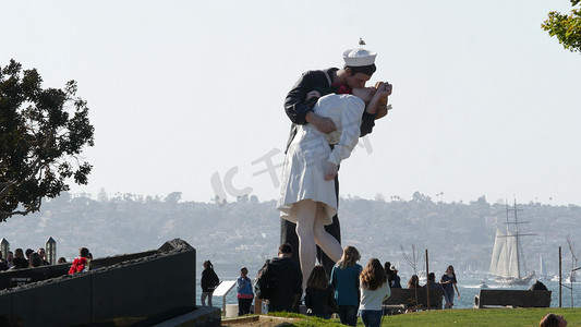 古人投降摄影照片_美国加利福尼亚州圣地亚哥 — 2020 年 2 月 23 日：无条件投降雕像，USS Midway 博物馆。