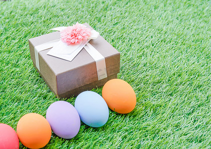 在草和礼物盒的复活节彩蛋