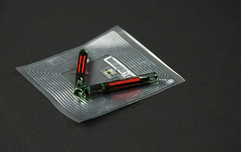 植入芯片摄影照片_RFID芯片和标签