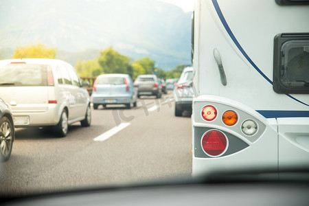 高速公路堵车，假日交通