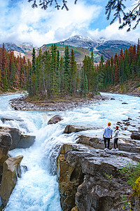 加拿大 Sunwapta Falls Jasper 国家公园的美丽景色，情侣男女参观 Sunwapta Falls Jasper