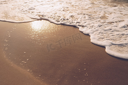飞溅沙子摄影照片_在热带清洁的夏季，带复制空间的沙子和海水飞溅的顶部视图。