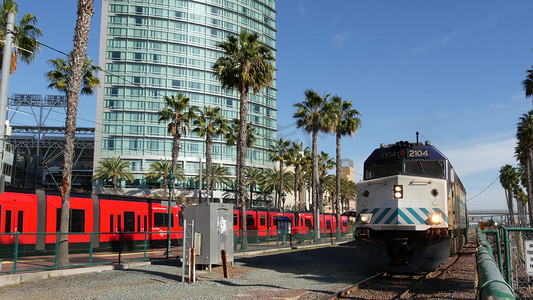 美国加利福尼亚州圣地亚哥 — 2020 年 2 月 13 日：Coaster Commuter 和红色 MTS 手推车，美国的公共铁路交通。