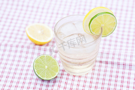 加冰的玻璃杯中加柠檬和酸橙的水