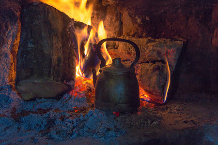 煮茶茶壶摄影照片_烧柴的水壶在阿根廷乡村加热伴侣水