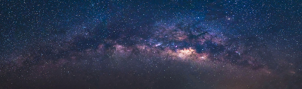 金色爆炸标签摄影照片_全景视图宇宙太空拍摄的银河系与夜空背景上的星星。银河系是包含我们太阳系的星系。
