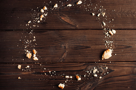 木桌背景上的巧克力饼干屑。