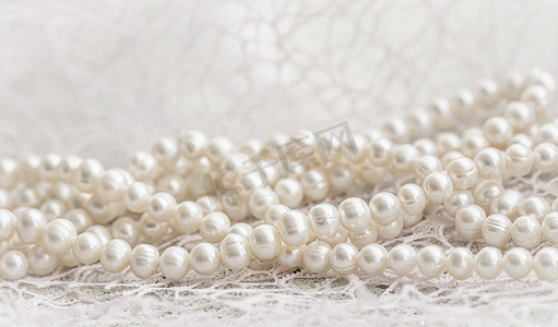 自然白色的珍珠串，焦点柔和，有亮点