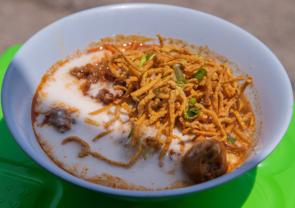 猪心汤面摄影照片_泰式北方风味咖喱鸡汤面。