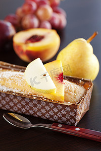 “木片上的桃子、梨子、李子、椰子蛋糕、勺子和葡萄”