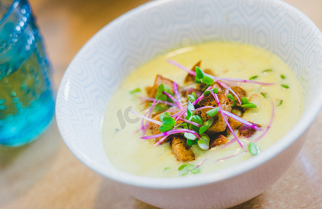 健康新鲜的自制西兰花汤，配面包丁和萝卜芽，盛在白色陶瓷碗中