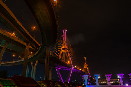 Bhumibol 桥也随便称为工业环路桥，在夜景中用聚光灯照亮闸门，泰国 Samut Prakarn