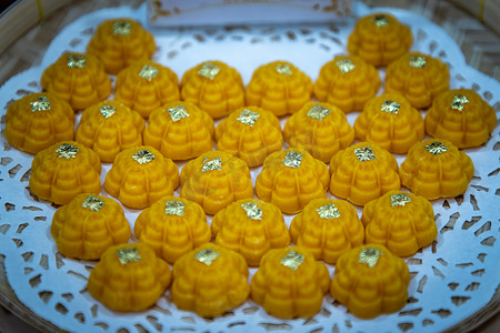 吉祥麒麟摄影照片_泰国皇家美食：Khanom Dara Thong 或 Thong Eak krajang，泰国传统中最著名的九种吉祥甜点，由蛋黄、小麦粉和食用黄金制成。