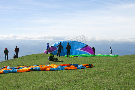 意大利 Monte San Vicino - 2020 年 11 月 1 日：山区滑翔伞。