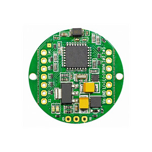 绿色圆形 LED 脉冲宽度调制调光器 PCB 板表面贴装元件的特写顶视图
