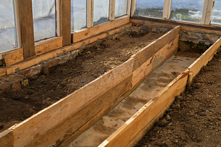 在临时温室中用木板隔开，床铺有湿地