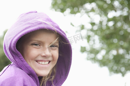 一个穿着紫色连帽上衣的女孩的肖像