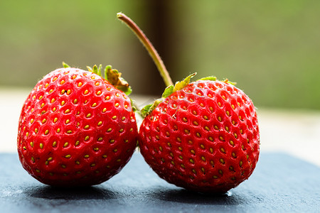 新草莓摄影照片_关闭显示种子瘦果的新鲜草莓。