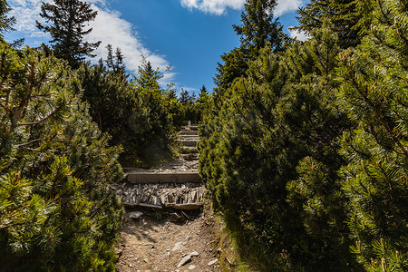 如果周围有 Karkonosze 巨山，那么长长的山路满是石阶，全景