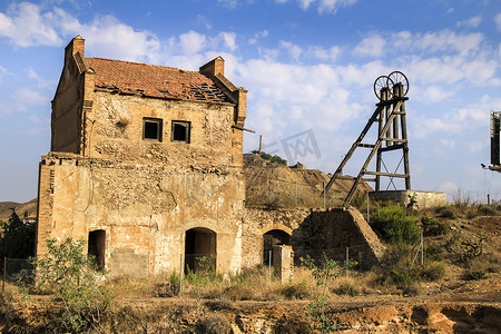 La Union 村矿山废弃建筑和机械遗迹
