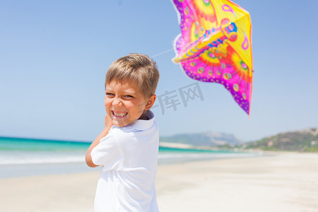儿童在户外放风筝海滩。