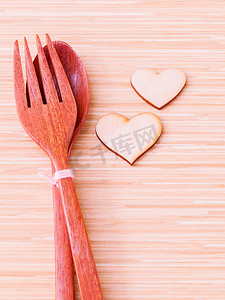 木勺子和叉子，木心形状。 