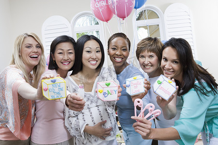 亚洲孕妇和朋友在婴儿送礼会上