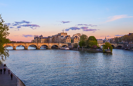 巴黎/法国 — 2019年4月4日：日落时横跨塞纳河和巴黎历史建筑的最古老桥梁（新桥）
