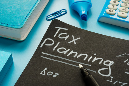 税务标志摄影照片_带有计算的页面上的税务规划标志。